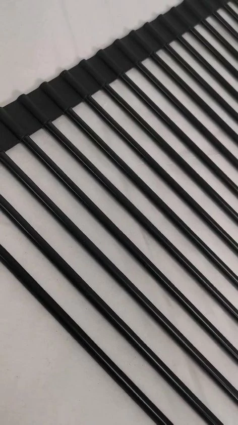 Yar Zwart Oprolbaar Vaat Droogrek (L)33CM X (B) 43 CM - Oprolbaar Multifunctioneel Hittebestendig Groot Zwart Stalen Keuken Afdruiprek - Over Spoelbak Mat - Siliconen Rechthoekige Gecoate Randen - Sterke Design Onderzetter - Foodgrade Materiaal 4 Yar Zwart Oprolbaar Vaat Droogrek (L)33CM X (B) 43 CM - Oprolbaar Multifunctioneel Hittebestendig Groot Zwart Stalen Keuken Afdruiprek - Over Spoelbak Mat - Siliconen Rechthoekige Gecoate Randen - Sterke Design Onderzetter - Foodgrade Materiaal - Afbeelding 2