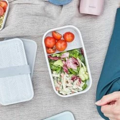 Homra Lunchbox DUALO Stripes - 2 Laags Broodtrommel - 2 Compartimenten - Lunch To Go - Duurzaam Kunststof - BPA Vrij - Lunchtrommel - Inclusief Bestek - Magnetronbestendig - Diepvriesbestendig - Vaatwasser Veilig 33 Homra Lunchbox DUALO Stripes - 2 Laags Broodtrommel - 2 Compartimenten - Lunch To Go - Duurzaam Kunststof - BPA Vrij - Lunchtrommel - Inclusief Bestek - Magnetronbestendig - Diepvriesbestendig - Vaatwasser Veilig -BISSELL-Winkel 504x840 3