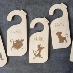 HaloBEDRUKT Maathangers The Lion King – Baby Kledinghanger – Maat 50 Tm 104 – 5 Stuks -BISSELL-Winkel 550x328 7