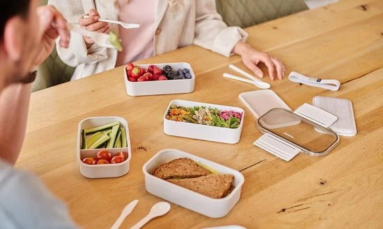 Homra Lunchbox DUALO Stripes - 2 Laags Broodtrommel - 2 Compartimenten - Lunch To Go - Duurzaam Kunststof - BPA Vrij - Lunchtrommel - Inclusief Bestek - Magnetronbestendig - Diepvriesbestendig - Vaatwasser Veilig 6 Homra Lunchbox DUALO Stripes - 2 Laags Broodtrommel - 2 Compartimenten - Lunch To Go - Duurzaam Kunststof - BPA Vrij - Lunchtrommel - Inclusief Bestek - Magnetronbestendig - Diepvriesbestendig - Vaatwasser Veilig - Afbeelding 4