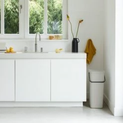 Brabantia Sort & Go Aanrecht Afvalbakje - 3 L - Light Grey 15 Brabantia Sort & Go Aanrecht Afvalbakje - 3 L - Light Grey -BISSELL-Winkel 550x366 124
