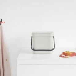 Brabantia Sort & Go Aanrecht Afvalbakje - 3 L - Light Grey 17 Brabantia Sort & Go Aanrecht Afvalbakje - 3 L - Light Grey -BISSELL-Winkel 550x366 125
