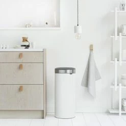 Brabantia Touch Bin Prullenbak - 30 L - White / Matt Steel Fingerprint Proof Deksel -BISSELL-Winkel 550x366 43