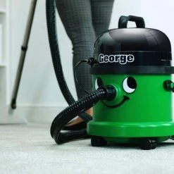 Numatic George - Tapijtreiniger Stofzuiger - 15 Liter - 1060W - 10M Snoer - Inclusief Accessoire Kit Voor Reinigen Van Tapijt En Bekleding, Textiel, Auto Interieur - Nat En Droogzuiger - Sproei-extractieapparaat, Extractiemachine - Bouwstofzuiger -BISSELL-Winkel 550x371 3