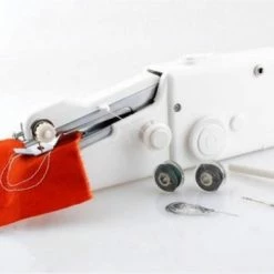 SupplyU Premium Draagbare Mini Handnaaimachine - Compacte Handnaaimachine / Mini Naaimachine - Handnaaimachine Elektrisch - Naaien - Wit - Inclusief: Extra Naaigaren, Extra Naald -BISSELL-Winkel 550x381 1