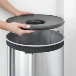 Brabantia Wasmand - 60 L - Matt Steel Met Kunststof Deksel -BISSELL-Winkel 550x390 1