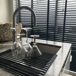 Yar Zwart Oprolbaar Vaat Droogrek (L)33CM X (B) 43 CM - Oprolbaar Multifunctioneel Hittebestendig Groot Zwart Stalen Keuken Afdruiprek - Over Spoelbak Mat - Siliconen Rechthoekige Gecoate Randen - Sterke Design Onderzetter - Foodgrade Materiaal