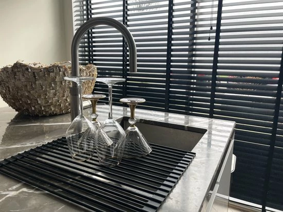 Yar Zwart Oprolbaar Vaat Droogrek (L)33CM X (B) 43 CM - Oprolbaar Multifunctioneel Hittebestendig Groot Zwart Stalen Keuken Afdruiprek - Over Spoelbak Mat - Siliconen Rechthoekige Gecoate Randen - Sterke Design Onderzetter - Foodgrade Materiaal 3 Yar Zwart Oprolbaar Vaat Droogrek (L)33CM X (B) 43 CM - Oprolbaar Multifunctioneel Hittebestendig Groot Zwart Stalen Keuken Afdruiprek - Over Spoelbak Mat - Siliconen Rechthoekige Gecoate Randen - Sterke Design Onderzetter - Foodgrade Materiaal