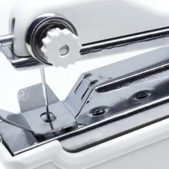 SupplyU Premium Draagbare Mini Handnaaimachine - Compacte Handnaaimachine / Mini Naaimachine - Handnaaimachine Elektrisch - Naaien - Wit - Inclusief: Extra Naaigaren, Extra Naald -BISSELL-Winkel 550x470 6