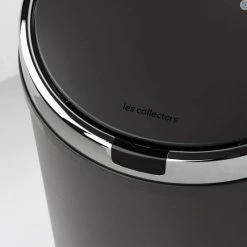 Mohiem - Les Collectors- Prullenbak Met Sensor Uit Roestvrijstaal - N°235 - Inhoud 30 L - InfraRood Sensortechnologie - Rond - Praktisch - Contactloze Opening - Bestendig - Soft-Close Deksel - 30L - Donker Grijs -BISSELL-Winkel 550x528 7