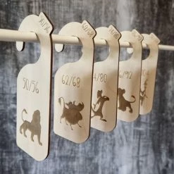 HaloBEDRUKT Maathangers The Lion King – Baby Kledinghanger – Maat 50 Tm 104 – 5 Stuks