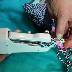 SupplyU Premium Draagbare Mini Handnaaimachine - Compacte Handnaaimachine / Mini Naaimachine - Handnaaimachine Elektrisch - Naaien - Wit - Inclusief: Extra Naaigaren, Extra Naald -BISSELL-Winkel 550x550 1090