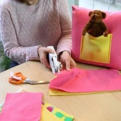 SupplyU Premium Draagbare Mini Handnaaimachine - Compacte Handnaaimachine / Mini Naaimachine - Handnaaimachine Elektrisch - Naaien - Wit - Inclusief: Extra Naaigaren, Extra Naald -BISSELL-Winkel 550x550 1091