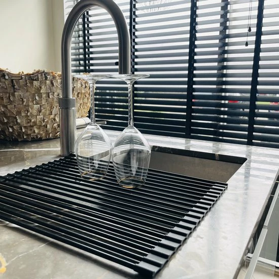 Yar Zwart Oprolbaar Vaat Droogrek (L)33CM X (B) 43 CM - Oprolbaar Multifunctioneel Hittebestendig Groot Zwart Stalen Keuken Afdruiprek - Over Spoelbak Mat - Siliconen Rechthoekige Gecoate Randen - Sterke Design Onderzetter - Foodgrade Materiaal 5 Yar Zwart Oprolbaar Vaat Droogrek (L)33CM X (B) 43 CM - Oprolbaar Multifunctioneel Hittebestendig Groot Zwart Stalen Keuken Afdruiprek - Over Spoelbak Mat - Siliconen Rechthoekige Gecoate Randen - Sterke Design Onderzetter - Foodgrade Materiaal - Afbeelding 3