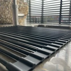 Yar Zwart Oprolbaar Vaat Droogrek (L)33CM X (B) 43 CM - Oprolbaar Multifunctioneel Hittebestendig Groot Zwart Stalen Keuken Afdruiprek - Over Spoelbak Mat - Siliconen Rechthoekige Gecoate Randen - Sterke Design Onderzetter - Foodgrade Materiaal 9 Yar Zwart Oprolbaar Vaat Droogrek (L)33CM X (B) 43 CM - Oprolbaar Multifunctioneel Hittebestendig Groot Zwart Stalen Keuken Afdruiprek - Over Spoelbak Mat - Siliconen Rechthoekige Gecoate Randen - Sterke Design Onderzetter - Foodgrade Materiaal -BISSELL-Winkel 550x550 282