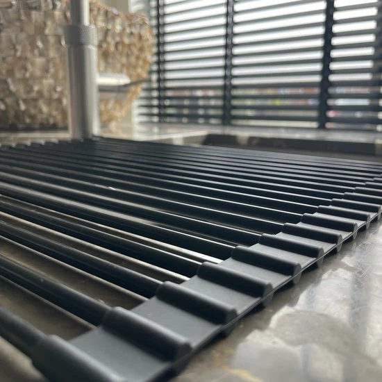 Yar Zwart Oprolbaar Vaat Droogrek (L)33CM X (B) 43 CM - Oprolbaar Multifunctioneel Hittebestendig Groot Zwart Stalen Keuken Afdruiprek - Over Spoelbak Mat - Siliconen Rechthoekige Gecoate Randen - Sterke Design Onderzetter - Foodgrade Materiaal 6 Yar Zwart Oprolbaar Vaat Droogrek (L)33CM X (B) 43 CM - Oprolbaar Multifunctioneel Hittebestendig Groot Zwart Stalen Keuken Afdruiprek - Over Spoelbak Mat - Siliconen Rechthoekige Gecoate Randen - Sterke Design Onderzetter - Foodgrade Materiaal - Afbeelding 4