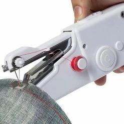 Handy Switch Handy Stitch - PREMIUM Handnaaimachine - Met 3 Spoelen Garen En Accessoires - Mini Naaimachine - Draadloos - Compact - Elektrisch Of Op Batterijen -BISSELL-Winkel 550x552 4