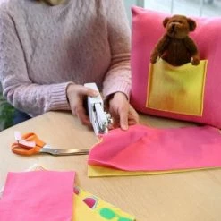 Handy Switch Handy Stitch - PREMIUM Handnaaimachine - Met 3 Spoelen Garen En Accessoires - Mini Naaimachine - Draadloos - Compact - Elektrisch Of Op Batterijen -BISSELL-Winkel 550x570 1