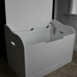 All Kinds Of Stuff - Speelgoedkist - Wit - Groot - Opbergbox - Opbergkist - Bankje - 240 Liter - 80x60x50 -BISSELL-Winkel 550x683