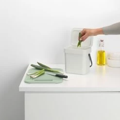 Brabantia Sort & Go Aanrecht Afvalbakje - 3 L - Light Grey 16 Brabantia Sort & Go Aanrecht Afvalbakje - 3 L - Light Grey -BISSELL-Winkel 550x685 3