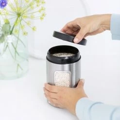 Brabantia Voorraadbus - 1,4 L - Matt Steel Fingerprint Proof / Matt Black Deksel - Met Venster -BISSELL-Winkel 550x737