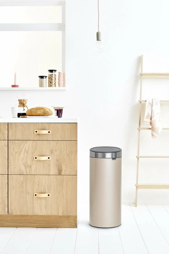 Brabantia Touch Bin Prullenbak - 30 L - Metallic Gold/ Matt Steel Fingerprint Proof Deksel 6 Brabantia Touch Bin Prullenbak - 30 L - Metallic Gold/ Matt Steel Fingerprint Proof Deksel - Afbeelding 4